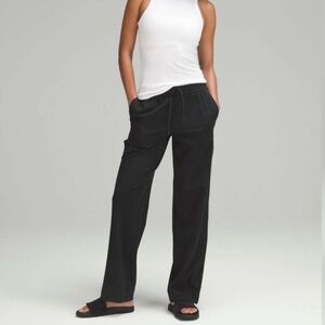 Lululemon Luxtreme Mid-Rise Straight-Leg Trouser
Navy Blue